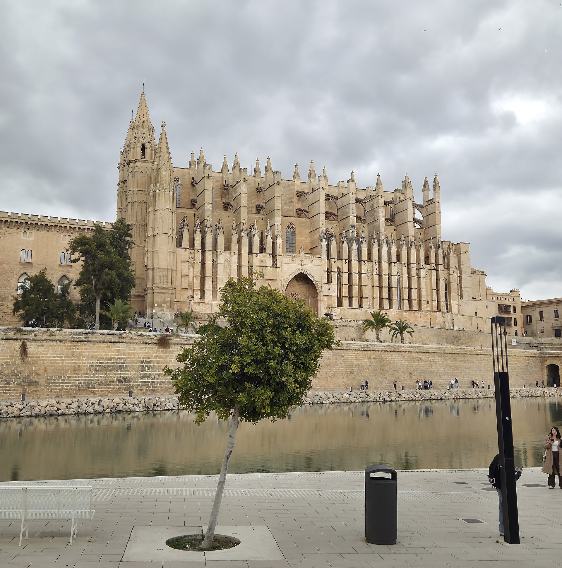 Catedral de Mallorca vista desde el Parc de la Mar