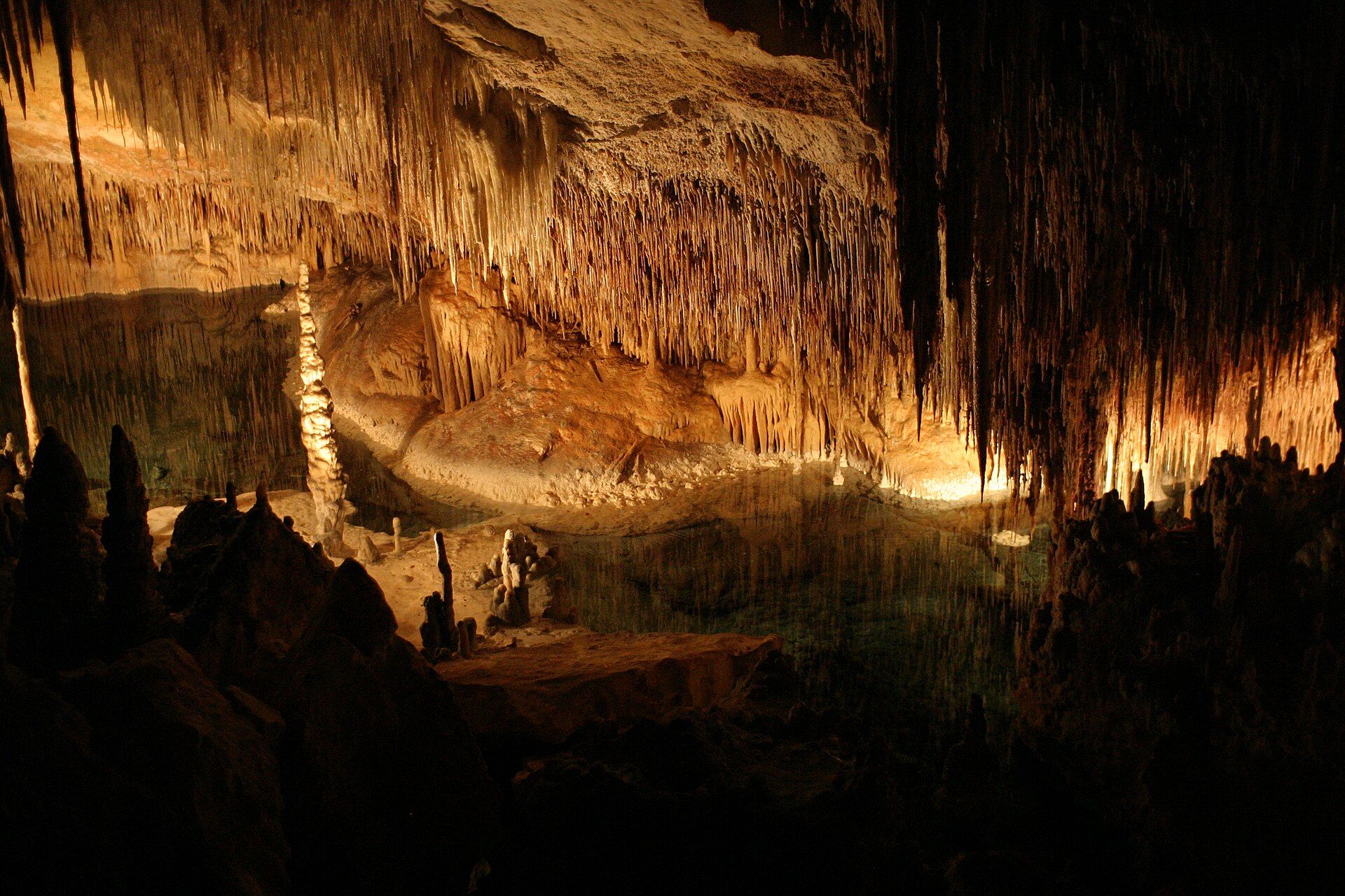 Formaciones naturales en el interior de las Cuevas del Drach