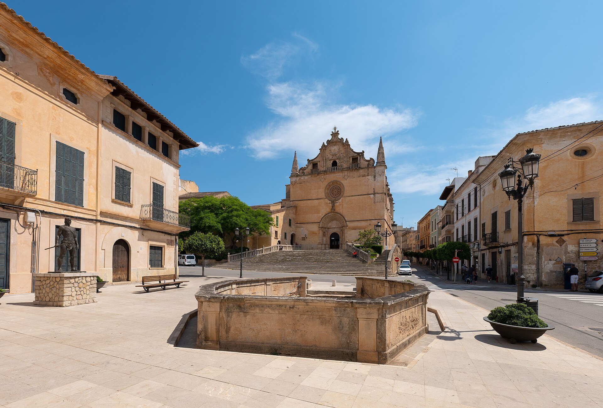 Plaza de la iglesia de Felanitx cerca de Profitclub