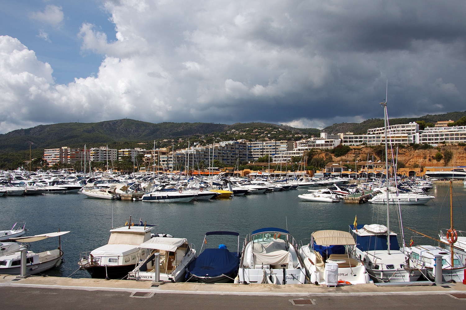 Marina de Puerto Portals, donde se encuentra Singular Fitness